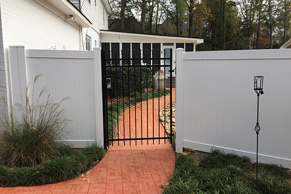 Vinyl fence with iron gate